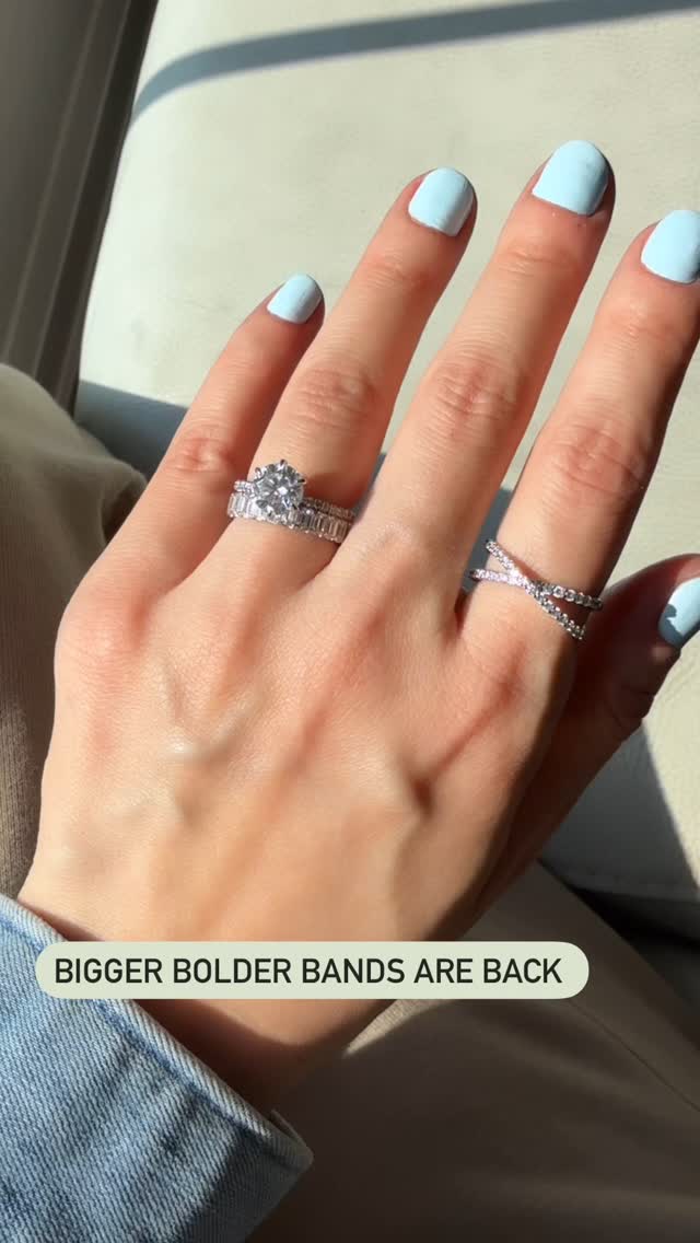 Bigger, bolder wedding bands are back 🧡
#weddingband #weddingrings #eternitydiamondring