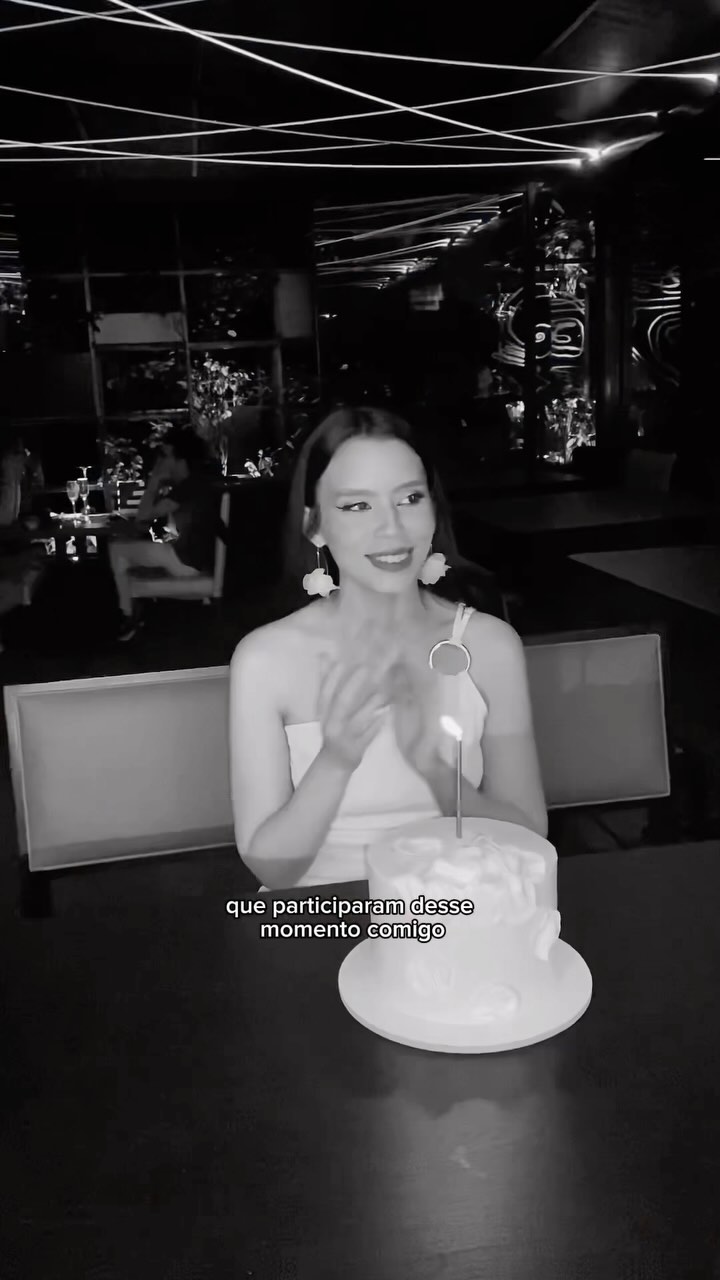 Hoje faço 29 verões, dos quais o último foi marcado pra mim pela cor branca. Impossível não falar sobre imagem estando tão imersa nela! A cor branca pra mim significou no último ano a retirada de nuances que eu usava por medos e receios. Creio que quando temos coragem de ser e nos revelarmos como somos, realmente nos vemos como uma folha em branco. Com inúmeras possibilidades de histórias a serem escritas com nitidez. O ano passado também significou pra mim um desabrochar. Se ver com ainda mais sensibilidade, humanidade, entender os processos que são necessários até nos tornarmos flor, beleza em seu estado natural. É claro: somos uma colcha de retalhos e, como tal, toda situação e pessoa adiciona um ponto nessa construção. Sou construída por muitas pessoas e muitas delas, sabendo disso ou não, tenho certeza que estão lendo essa legenda. 🤍
Que venha com mais saúde, mais projetos, mais inspiração, mais pessoas, mais linhas adicionadas.