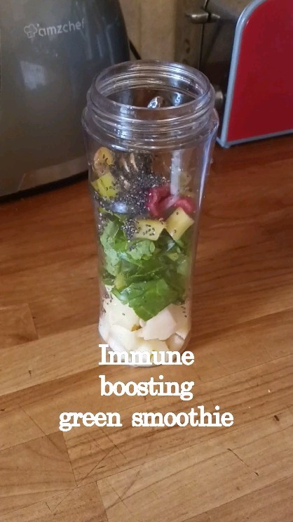 🇫🇷 Le smoothie vert pour renforcer l'immunité
Je profite des dernières pousses de cardes automnales pour faire le plein de magnésium, soutenir mon système nerveux et renforcer mon immunité.
✨️ Son association avec le gingembre (anti-inflammatoire et anti-oxydant), les graines de chia (riches en Omega 3, en fibres, ainsi qu'en tryptophan pour soutenir la production de sérotonine) et la poire (riches en minéraux et en vitamines Bs) en fait une savoureuse option pour les petits déjeuners et en-cas automnaux.
Ingrédients :
- 2 grandes tiges de cardes/blettes fraiches et tendres lavées et coupées en morceaux (ou 2 poignées d´épinards frais)
- 1 poire épluchées et coupée en morceaux
- 2 cm gingembre bio rincé et haché
- 1 cas graines de chia
- 1,5 cup ou 1 grand verre de lait végétal (ici lait de coco)
- 1 caf jus de citron (optionnel)
Verser tous les ingrédients dans le blender et mixer jusqu'à ce que le mélange soit parfaitement homogène.
🇬🇧 Immune boosting green smoothie
Last weeks to enjoy these lovely Swiss chard and make the best of the fantastic minerals and vitamins they contain (among magnesium) to support our immune and nervous system !
✨️ Combined with ginger (anti-inflammatory and antioxidant), chia seeds (rich in Omega 3, fibres and tryptophan for the production of serotonin) and pear (rich in minerals and B vitamins), it's a lovely option for autumnal breakfast and snacks.
Ingredients :
- 2 stalks of organic chopped chard (or 2 handful fresh spinach)
- 1 peeled and chopped pear
- 2 cm fresh ginger root finely chopped
- 1 tbsp chia seeds
- 1,5 cup plant base milk (here coconut milk)
- 1 tsp lemon juice (optional)
Pour everything in the blender and mix until nice and smooth.
Bon appétit !
#nutrition #healthyeating #smoothie #immunity #immunité #santé #recetteshealthy #nutritherapie