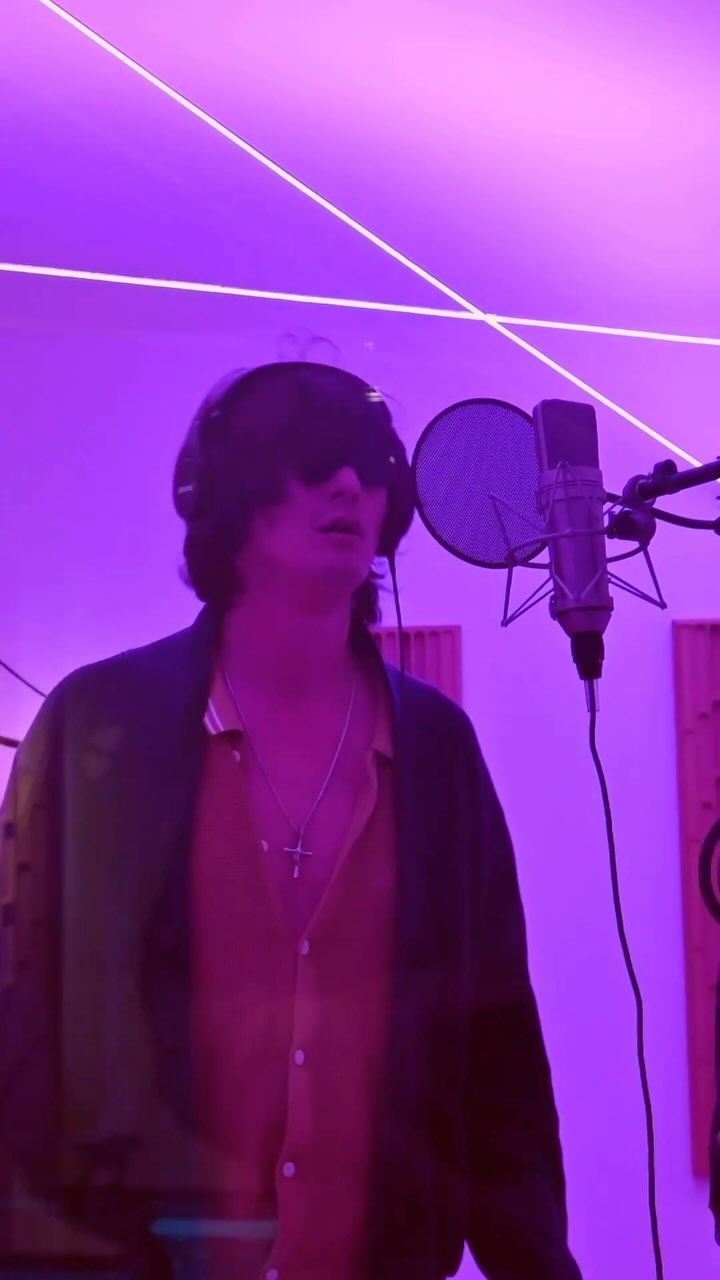 Vocal Warm Up w/ our hommie @kidshreddi
•
•
•
•
•
•
#vintage #vintagestyle #vintageclothing #studio #love #vibes #vibration #vibe #vibra #amor #instadaily #atx #austin #austintexas #texas #tejas #amor