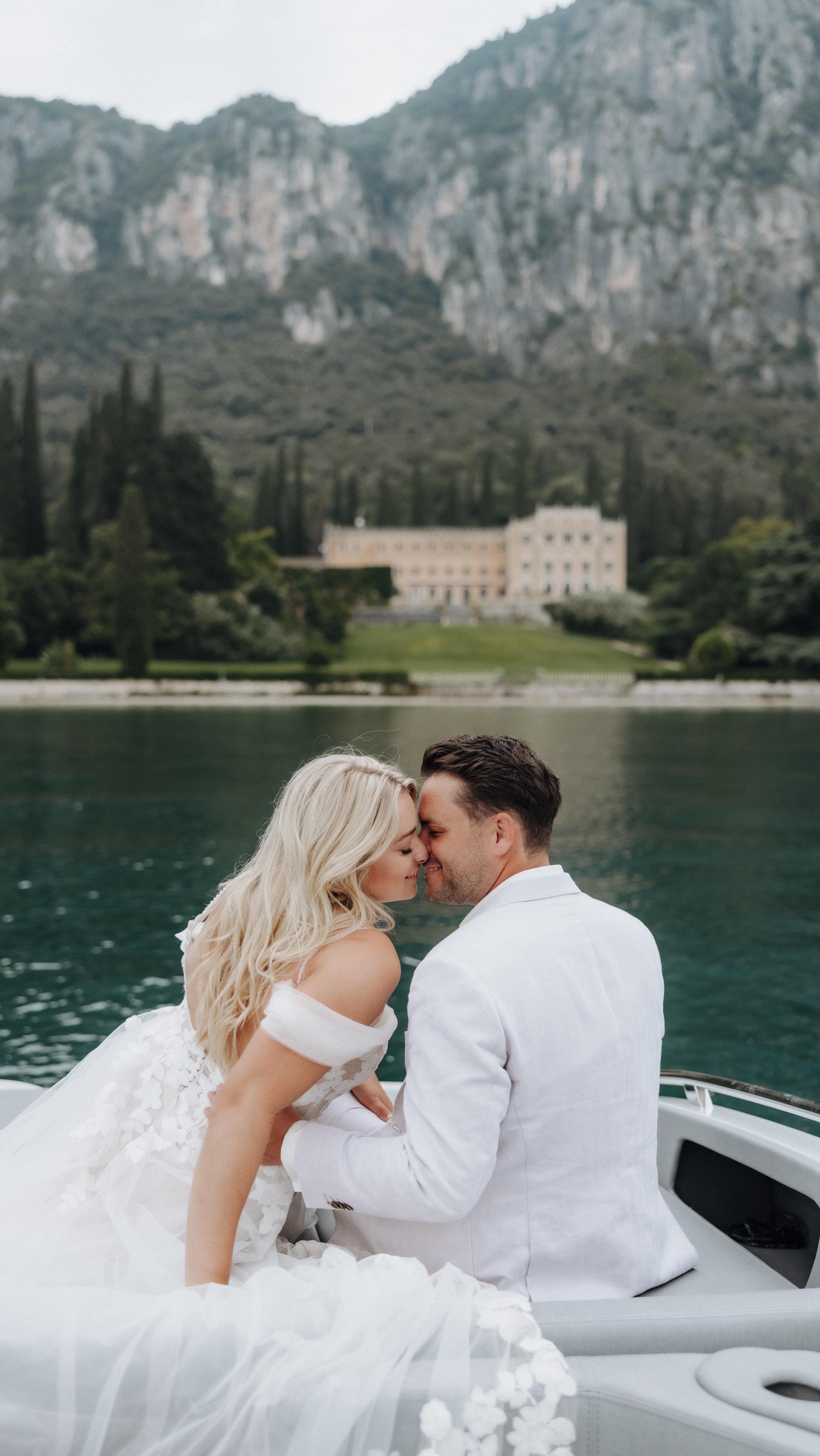 Was war für eine grossartige Hochzeitsaison bis jetzt.
Mit so vielen wundervollen Paare und traumhaften Orte! #italienwedding #gardalakewedding - So viel Liebe gespürt und so viel Zusammenhalt. ❤️🤍❤️🤍❤️🤍#liebe #zusammenhalt #feiern #liebezumdetail #gardaseephotographer #gardaseephotography #loveyouself❤️ #bookingforwedding #fotografalagodigarda #italianphotography