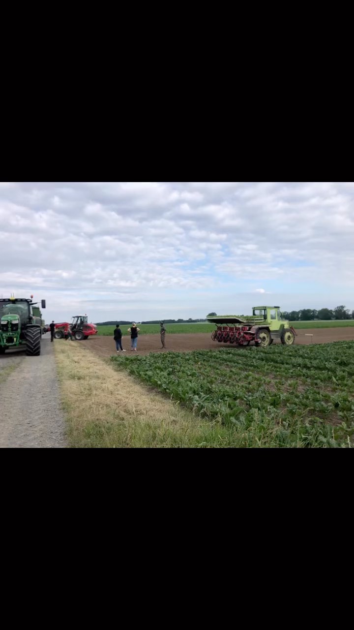 #meinhofundich Tag 3/7
Ohne geht’s nicht:
Ganz klar: all die #helpinghands, die uns das ganze Jahr über begleiten!
Die gesamte Familienbande, die anpackt, wenn es notwendig ist. Die Ratschläge gibt und Rückhalt bietet. Die Großfamilie, die ihre Sommerferien am liebsten in der Ernte verbringt.
Azubis, Mitarbeiter und Aushilfen, die motiviert zum Gelingen des Betriebes beitragen und frischen Wind mit reinbringen.
Mein Mann @tobias_bauer_sievers, der sich mit mir ein Loch in den Bauch freut den ersten Hochzeitstag in der Getreideernte zu verbringen!
In Summe: ganz viele Menschen mit ganz viel Herzblut für die Landwirtschaft!
Danke an euch alle!