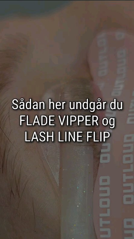 Noget af det vigtigste at have fokus på, når man laver et lash lift, er at der hele tiden er form og runding i vipperne, når de ligger på puden.
Noget der kan gøre vipperne flade, og bevirke at du får dårlige resultater, er lige flade vipper og et lash line flip.
Se hvordan du undgår et fladt lash lift og lash line flip i videoen 🖤