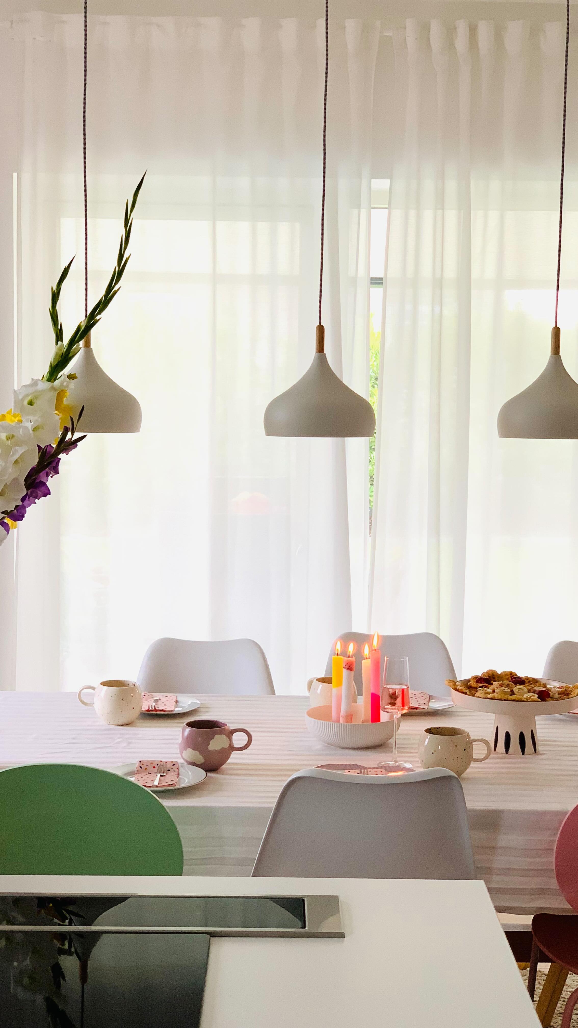 ☕️ 🧇🌸🥂
Es ist eingedeckt🌈 Kaffee, Melonensekt und Waffeln.. Jemand Zeit und Lust?🤗
Entspannten Sonntag noch🤍
#happysunday #coffeetime #diningtable #table #coffeeandcake #interior #colorful #colorfulvibes #colorfulhome #colorfuldecor #interiør #interior123 #schönerwohnen #solebich #couchmagazin #cornerofmyhome #cozy #cozyhome #myhome #interiorandhome #interiorandliving #scandinave #scandihome #scandinaviandesign #inneneinrichtung #einrichtung #diningroomdecor #diningroom #diningroominspo