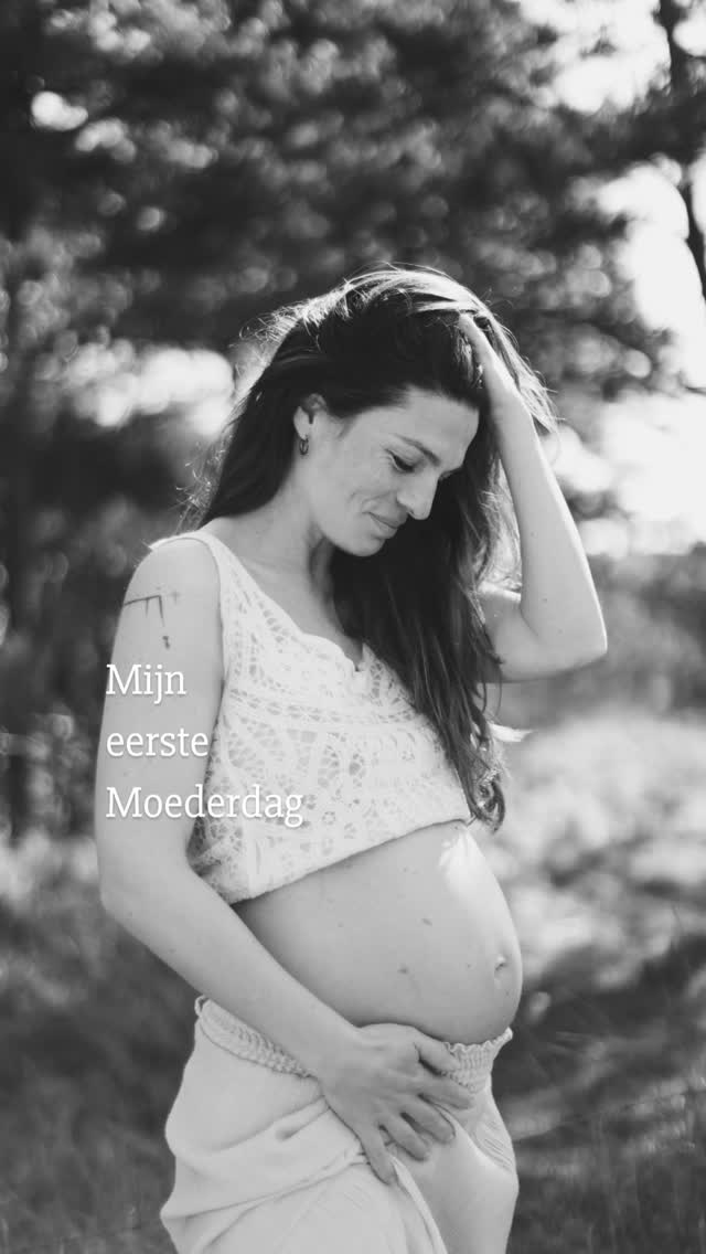 40 weken zwanger en mijn eerste moederdag 🌸
Vandaag is de datum waarop een computersysteem je uitgerekende datum bepaalde, rondom 11 mei, zal je geboren worden. Het kan nog steeds en toch voelt het ook zo dat je er nog wel lekker warmpjes bij zit in mama’s buik. Mama - het is ergens al zo natuurlijk om mezelf zo te noemen en ergens voelt het nog zo onwerkelijk. Toen een vriendin gisteren vroeg hoe het met ‘mama’ ging moest ik even dubbelchecken of ze mij bedoelde of je beppe (mijn moeder) haha.
9 maanden draag ik je nu in mijn buik en dat is genoeg tijd om de moederenergie te laten groeien, zo natuurlijk als dat het gaat zal het waarschijnlijk straks ook gaan wanneer je in mijn armen ligt en aan een borst sabbelt. De hele zwangerschap is een complete uitnodiging geweest om verwachtingen leren los te laten en overgave te voelen voor het proces van moeder natuur. Het lichaam, mijn lichaam én mijn baarmoeder, weet wat het moet doen om jou in veiligheid te laten groeien en geboren te laten worden. "Hier zijn wij vrouwen voor gemaakt" zei mijn verloskundige. Deze zwangerschap nodigt al uit om het ego los te laten, ik verwacht dat de geboortereis die ons staat te wachten dat nog meer zal doen.
Het afwachten alleen al is een enorme les, wederom, in het loslaten van verwachtingen en controle, want -ik- heb er niks over te zeggen wanneer je geboren gaat worden. Zolang ik ervoor kies om te blijven vertrouwen in de natuurlijke weg en me niet te laten verleiden door systemen. Jij weet wanneer je wilt komen en het zal Divine timing zijn voor het begin van jouw levensreis op aarde, en voor die van mij en je vader.
En ja, moederdag, normaal heb ik niet zoveel met dit soort vaste momenten maar even een moment stilstaan bij je moeder en grootmoeders en daar dankbaarheid voor voelen is een kleine moeite 😊.
De foto is gemaakt toen ik 35 zwanger was, inmiddels is het buikje een grote watermeloen geworden. Een buik die zich duidelijk voorbereidt op de geboorte, het is magisch om te voelen hoe natuurlijk mijn lichaam dit doet, het gaat allemaal als vanzelf en het bouwt langzaam op.
Magie in aardse vorm ✨️
📸 @elisedrenthefotografie