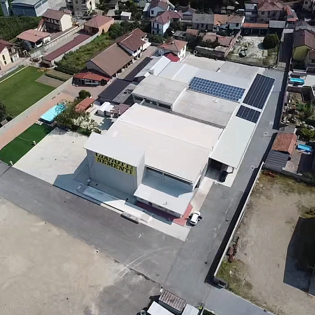 🌾 Dal campo alla vostra tavola! 🍚 #DallaTerraAllaPadella
Ciao a tutti gli amanti del buon cibo e della sostenibilità! Siamo entusiasti di condividere con voi la nostra passione per la coltivazione del riso e il nostro impegno per offrirvi un prodotto di qualità, coltivato con prodotti naturali e lavorato con cura.
La nostra azienda agricola si dedica a ogni passo del processo, dall'aratura dei campi alla raccolta, alla lavorazione e all'insacchettamento del riso. Vogliamo garantire che ogni chicco sia un piccolo capolavoro della natura, pronto per arricchire le vostre pietanze preferite.
Ci impegniamo a seguire rigorosamente tutti i processi di lavorazione per mantenere intatta la bontà e la freschezza del nostro riso. È la nostra missione, e la chiamiamo "Dalla Terra alla Padella" perché vogliamo portare la genuinità dei campi direttamente sulla vostra tavola.
Quando acquistate il nostro riso, potete essere certi di ricevere un prodotto coltivato con amore per la terra e rispettoso dell'ambiente. Non usiamo prodotti chimici dannosi. Il nostro impegno per la sostenibilità è una parte fondamentale della nostra filosofia aziendale.
Unisciti a noi in questa avventura culinaria! Scegli il nostro riso per le tue ricette preferite e scopri la differenza che la qualità e la dedizione possono fare.
Grazie per il vostro supporto continuo! Condividi questo post per aiutarci a diffondere il nostro messaggio di #Sostenibilità e #Qualità. Insieme, possiamo portare la bontà della terra sulla tua tavola! 🌾🍚 #AziendaAgricola #RisoDiQualità #ProdottiNaturali #CucinaSana #SostenibilitàAmbientale #Genuinità #AmoLaNatura #TerraETradizione