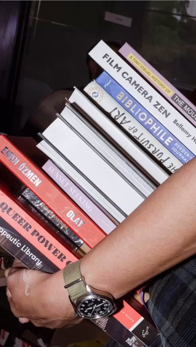 Bu haftasonu @border_lessartbookdays ‘de masamıza uğrayan, bizimle ve kitaplarımızla tanışan, yada zaten tanışıp kitaplarımızın ve bizim hatrımızı sormaya gelen, ve kitaplarımızdan satın alan herkese teşekkür ederiz! @ci_demi ‘nin yeni kitabına gösterdiğiniz ilgi bizi ayrıca mutlu etti. 10 yıldır ordan oraya neden kitap taşıyıp durduğumuzu bir kere daha hatırladık. Canım okuyucu, iyi ki varsın!
💛
Big thanks to everyone who stopped by our table at @border_lessartbookdays this weekend — whether you came to meet us and our books for the first time, or you already knew us and just dropped by to say hi or pick up a book! The interest you showed in @ci_demi’s new book made us especially happy. It reminded us once again why we’ve been carrying books from place to place for the past 10 years. Dear reader, so glad you exist!
