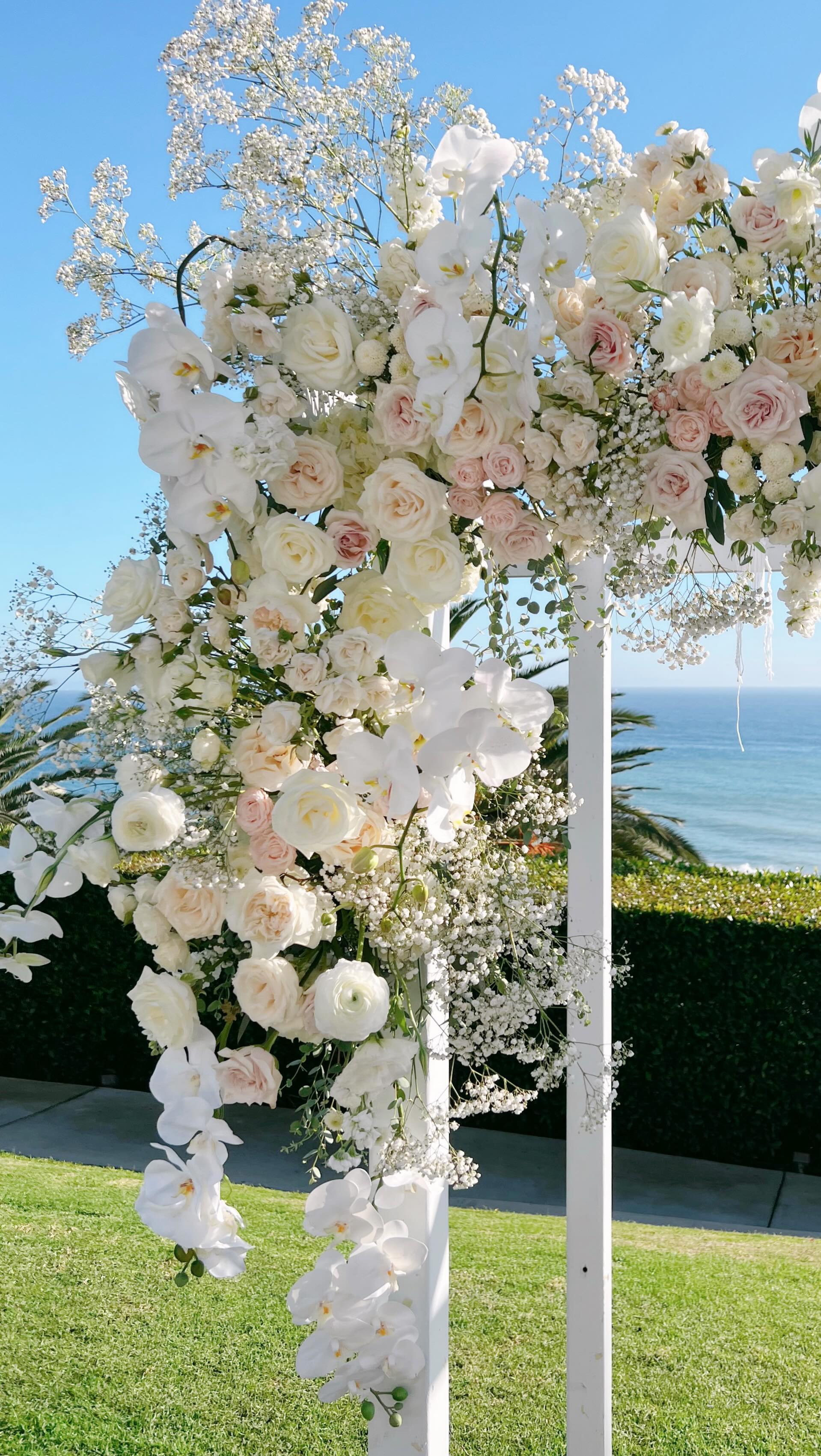 A breathtaking view in Pacific Palisades celebrating Melissa & Garret’s wedding 🤍