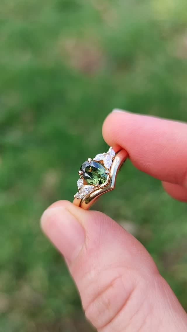 Cute botanical inspired bespoke engagement ring from the beginning of the year 💚 made to be a perfect match for the Rae II wedding ring