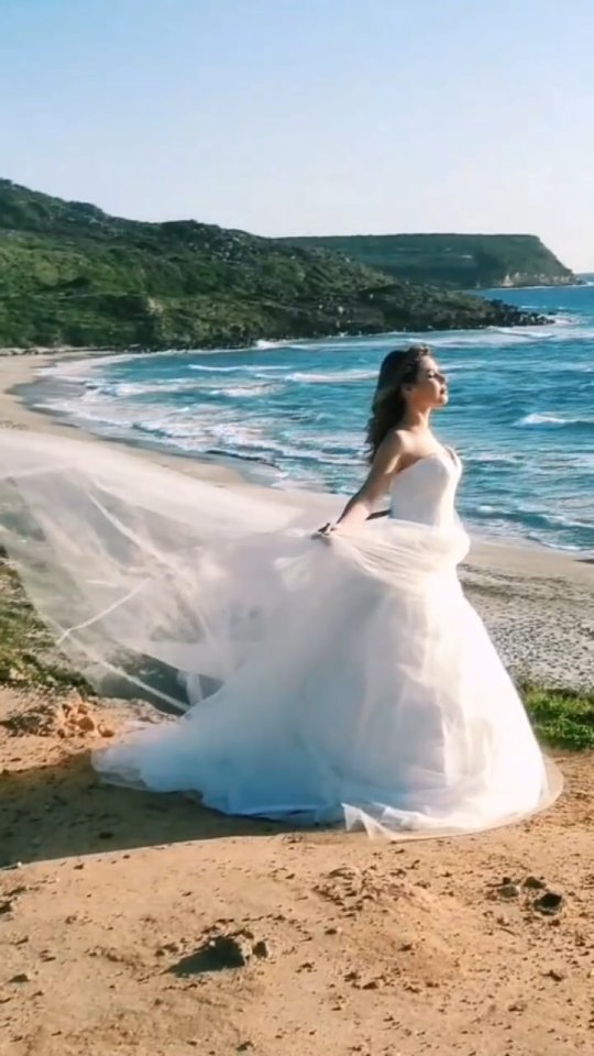 Behind the scenes of our last Bridal Shooting. The shoot has taken place in the beautiful beach of San Giovanni di Sinis, in my hometown Cabras (Sardinia)in Italy.
We can't wait to show you all the final pictures! Big thank you to everyone who has helped us in making this project reality!
Model: @loricadoni
Ph: @giadanimuephotography
Mua: @yourbridalglam
Hairstylist: @pianetastile_pinellamangroni
Dress kindly borrowed by Mery Cau and Paolo Frau from @isolasposa
Bouquet by Il Giardino di Elisa
Thank you also to @gajuzzy Ilaria and my auntie Marina!
#bridal #bridalmakeup
#bridalhair #bridaldress #sangiovannidisinis #bridalbouquet #bridetobe #wedding #weddingphotography #weddingreportage #sardiniaexperience #cabras #sardinia #italy #beach