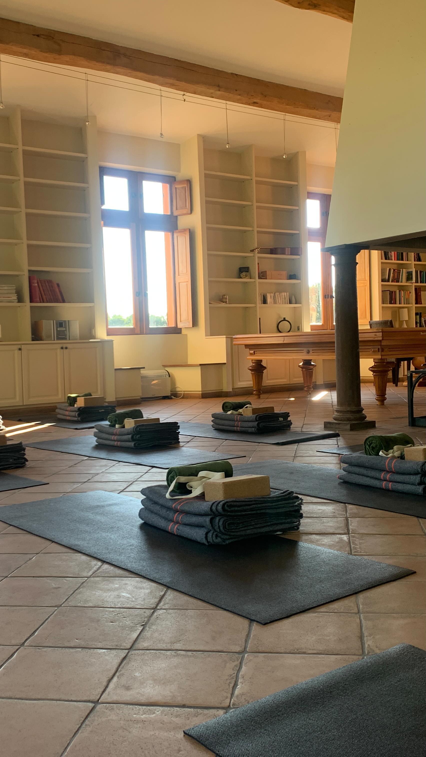 ✨ Atelier Auto-libération Myofasciale (SMFR) & Yoga dans les vignes ✨
Envie de découvrir les bienfaits de l’Auto-libération Myofasciale (SMFR) ? Rejoignez-moi pour un moment unique au cœur des vignes, au Domaine de la Brillane ! 🍇
Programme :
10:00 Accueil
10:15 Techniques de SMFR & Yoga
12:00 Buffet Brunch par @ forklifeandspoon
13:00 Fin de l’atelier
📅 Dimanche 24 novembre
📍 Domaine de la Brillane, Aix-en-Provence
La pratique de l’auto-libération myofasciale permet de :
💪 Optimiser vos performances sportives
🛡️ Réduire les risques de blessures
⚡ Faciliter une récupération rapide en diminuant courbatures et raideurs
🧘♀️ Augmenter votre souplesse et votre amplitude de mouvement
Venez profiter d’un atelier @domainedelabrillane pour relâcher les tensions, renforcer votre corps et retrouver un bien-être durable… le tout dans une ambiance conviviale et relaxante. 🌿✨
#SMFR#autoliberationmyofascial#yoga#yogavinyasa#yogaiyenar#yogapoursanté#yogapoursportifs#aixmaville