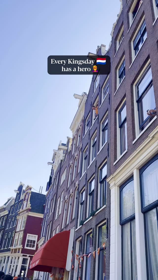 A Kings Day moment from Amsterdam - a little something for the crowd 🍺 #kingsday #koningsdag #amsterdam