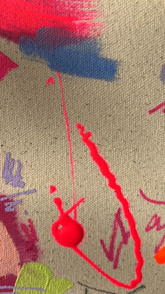 It’s the little things for me… ❤️
Manchmal vergessen wir, wie viele kleine Entscheidungen, Bewegungen und Impulse am Ende das große Ganze formen. In diesem Reel nehme ich euch mit hinter die Kulissen: Ich zeige euch einzelne Stellen aus meinem Werk – und wie die Momente in denen sie entstanden sind. Manchmal stehe ich ewig da und wandere über die Leinwand, auf der Suche nach dem richtigen Platz für genau eine Bewegung.
Seht ihr, wie ich manchmal wie verloren hin- und herwandere? 🤣
Jede Mini-Entscheidung trägt dazu bei, dass am Ende etwas entsteht, das mehr ist als die Summe seiner Teile. Und manchmal ist es trotzdem schön, einzelne Details einfach herauszupicken und ihnen für einen Moment volle Aufmerksamkeit zu schenken.
Es erinnert mich daran, dass Schönheit oft nicht im Großen liegt, sondern in den winzigen, bewussten Schritten dazwischen. Dass echte Kunst – und echte Veränderung – nicht über Nacht passiert, sondern mit jedem einzelnen kleinen ‘Ja’, das wir unterwegs geben.
#youngartist #malen #creativity #leinwand #canvas #abstractart #myjourney #acrylicpainting #painting #art #details #imadethat