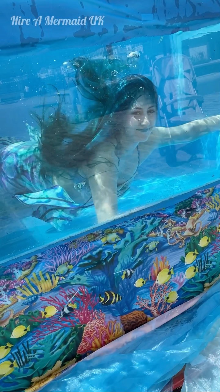 Our Magical @thatmermaidrain had a lovely time at #DoverRegatta this past weekend! It was such a special treat for our mermaid to be able to see the Sea whilst swimming around our tank 🌊 @destinationdover #destinationdover #doverregatta #hireamermaid #hireamermaiduk #reallifemermaid #professionalmermaid #mermaidtank
Music: Discover Musician: @iksonmusic