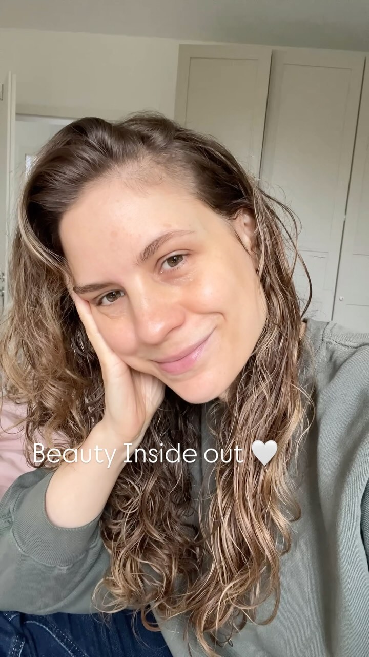 Realtalk: Annehmen ❤️
Ich sehe eine wunderschöne Frau vor mir sitzen, angestrahlt vom warmen Licht des Spiegels in meinem Studio. Sie strahlt etwas besonderes aus, und das hat rein gar nichts mit dem Make-up, welches noch kommen wird, oder mit ihrer Haut zu tun.
Sie ist einfach nur sie selbst, lächelt leicht, nippt am frischen heißen Tee und schaut mich freudvoll erwartend an. Sie selbst schaut nicht in den Spiegel, vermeidet es. Fragt mich schließlich, ob es normal ist, wie ihre Haut aussieht und macht mich auf Dinge aufmerksam, die vermeintlich ‚falsch‘ sind. Kleine Fältchen, Poren, Pickelchen, Hyperpigmentierung. Ich sage ihr, dass es das Normalste der Welt ist und jede:r mal mehr, mal weniger davon hat. Unperfektheit. Und das ist sowas von Ok, ja, sogar gut. Es ist normal. Und schön.❤️
Gemeinsam bauen wir Beauty-Routinen auf, die eine positive, sanfte Verbindung zur Haut aufbauen könnten. Behutsam. Step by Step.
Eine schöne Reinigung. Make-Up sanft auftragen und dabei Dinge entdecken, die sie vielleicht doch ganz schön findet. Ihre Augen. Zum Schluss schaut sie in den Spiegel und ich sehe ein vorsichtiges Lächeln. Es sind kleine Momente und große Schritte, sich selbst schön zu finden. Vielleicht erstmal zu akzeptieren. Zu akzeptieren, was zu uns gehört. Was uns ausmacht. Ich kann vielleicht von Außen das innere Strahlen der Frau sehen - fühle und verstehe aber ihre Unsicherheit, das ‚sich selbst in Frage stellen‘.
Ich kenne die Momente, kenne sie sehr intensiv. Es ist ein langer Prozess und nicht linear, sich selbst annehmen zu können.🙏🏻
Für mich ist Beauty als Selfcare ein großer Faktor, den ich im Alltag dafür nutze. Das kann ein roter Lippenstift sein oder eine Massage. Aber was ich besonders in diesem Jahr wieder gespürt habe: die tollsten Routinen im Außen sind gut und wichtig. Aber das Wichtigste ist die Verbindung zum Inneren, zum Herzen. Zu dem was uns wirklich glücklich macht und Dinge, die uns dorthin bringen. Schönheit, für mich, zeigt sich durch die individuellen Eigenschaften, die jede:n von uns ausmachen. Ein Gefühl, was so viel tiefer geht, als ein ‚perfektes‘ Bild.
Beauty, inside out.❤️