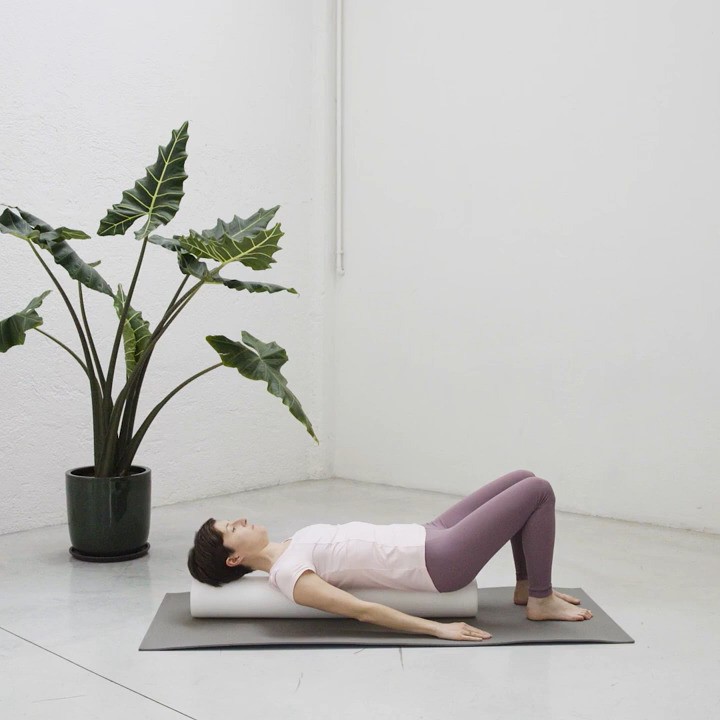 The foam roller is a plastic cylinder, which you can put under the legs, the hands or the back, like in this video.
In Pilates we use the foam roller to create an unstable surface: in order to balance on it, your body activates deep postural muscles. This type of workout leaves you feeling stronger and more aligned - try it!
Lie on your back on a foam roller, hands on the floor with the palms facing down. Feel the weight under your tailbone and a sense of lightness under your lower back.
Lift the right leg so the knee is over the hip and the calf is parallel to the floor: you will wobble a bit, so try not to shift your body to the left to compensate. Gently press the left foot into the floor to find more stability. Keep alternating the legs.
If you want an extra challenge, lift the arms up towards the ceiling: it takes practice to master this variation!
If you do not have a foam roller at home, you can still try it out by rolling a big towel in the shape of a cylinder.
Let us know in the comments how many reps you managed without falling off!
Video credits @moonwalk.studio