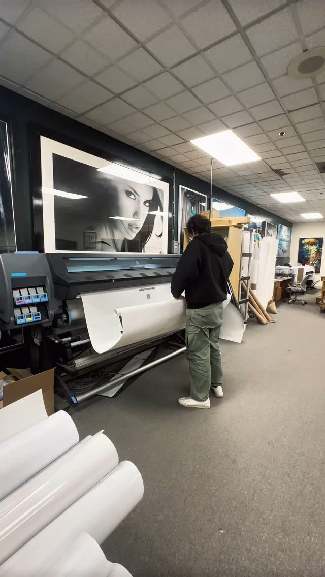 What's the magic of vinyl printing? Enlighten us! 💭😛
.
#skylabprinting #skylab #wideformatprinting #vinylprinting #bannerprinting #wallpaperprinting