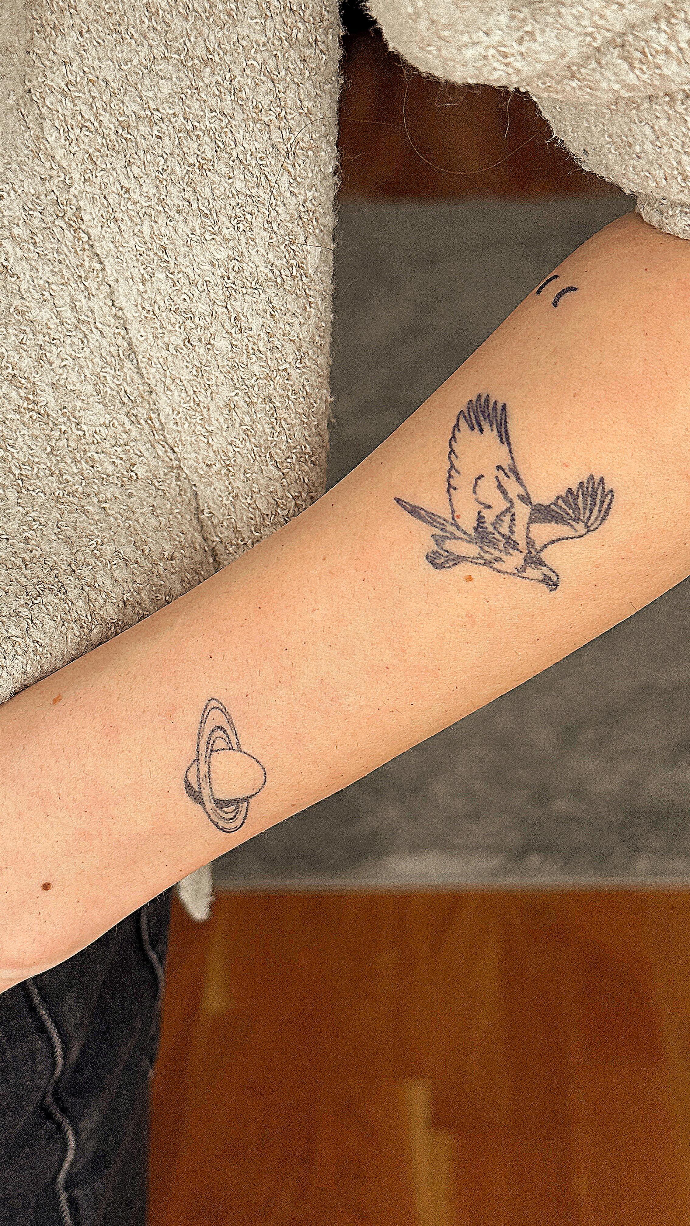 Plant-based natural 1-2 week tattoos! Get 3 for 2 with code: 3INKSTAMPS
Quick delivery worldwide dispatched from London 🇬🇧! Free delivery for orders over £20💫
Shop now: www.inkstamps.co.uk | Link in bio.
.
.
.
.
.
#inkstamps #tattoolondon #minimalisttattoo #fingertattoos #fingerstattoos #flowertattoo #cosmictattoo #zodiactattoo #universetattoo #linework #delicatetattoo #smalltattoo #moderntattoo #portraittattoo #semipermanenttattoos
#matchingtattoos #hearttattoo #moontattoo #1weektattoos #theartoftattoos #tattoomagazine #temporarytattoos #coreantattoo #coreanstyletattoo #fineline #singleneedletattoos