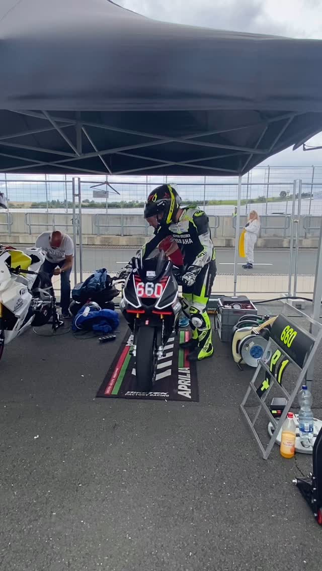 Bald geht unsere 1. IDM-Saison los - und ihr könnt etwas gewinnen! 🏁
Wir haben für unseren Einsatz in der IDM Sportbike eine Sponsorenseite ins Leben gerufen - nicht nur für Firmen, sondern auch für Privatpersonen.
Unter allen Sponsoren werden an jedem IDM Rennwochenende 8 x 2 Eintrittskarten zu den entsprechenden IDM Sportsbike Rennen verlost. Zum Saisonfinale in Hockenheim werden wir zusätzlich Einkaufsgutscheine für den Aprilia-Shop von WSC in Höhe von 50 €, 100 € und 150 € verlosen.
Bei dieser Aktion hilft uns jeder Euro - aufgrund technischer Einschränkungen der Sponsorenseite sind Spenden allerdings erst ab 20 € möglich. Wenn ihr uns mit einem geringeren Betrag unterstützen möchtet, meldet euch per E-Mail bei uns: info@wsc-racing-team.de
Für Firmen können wir ab 100,— € eine Spendenquittung, die steuerlich absetzbar ist, ausstellen.
https://gofund.me/1a058797
#idm #idmsportsbike #aprilia #rs660 #racing