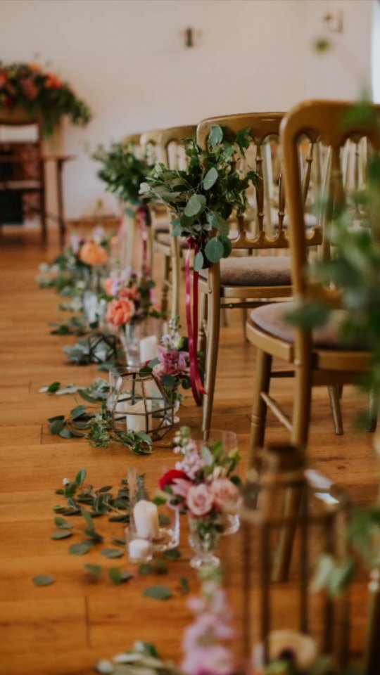 Autumn vibes with this throwback to a gorgeous wedding at @burleymanorbarnweddings @newforestcollectionweddings for @siansheridan79 and Martyn.
These beautiful images are from @hayleysavagephotography and we worked with @clairlythgoe on this one!! 💥👊
#autumnweddings #autumnweddinginspiration #autumnstyling #newforestweddings #banquettables #banquetstyling #weddinginspirations #aislestyling #weddingaisle #weddingdecorideas