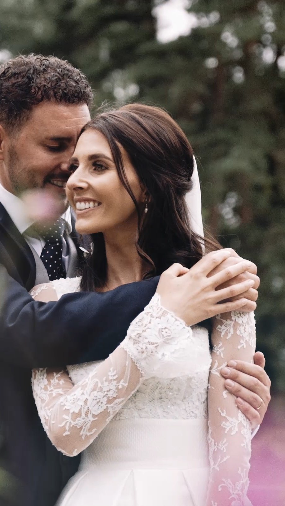 Katie and Tom // Cefn Tilla Court - Highlights Film
Venue // @cefntillacourt
Photo // @rachel_lambert_photo
MUA // @makeupbytamsyncharlotte
Hair // @hair_comes_the_bride_uk
Flowers // @bloomroommon
Band // @coverlandweddingpartyband
Dress // @rosa_clara
Suits // @dyfedmenswear