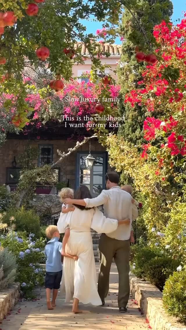 ✨ Prendre le temps, savourer l’instant, se reconnecter, créer des souvenirs doux et durables.
Ici, le luxe se mesure à la qualité des moments partagés, au soin apporté aux détails, à la beauté simple d’un lien renforcé.
🌱 Bienvenue dans l’univers du Slow luxury family
Un art de vivre à hauteur d’enfant, où chaque expérience est pensée pour émerveiller petits et grands.
@voyage_provocateur
#slowluxuryfamily #ahauteurdenfant #parentheseenfamille #familyfriendly #luxuryhospitality #hospitality #momentsenfamille #familyfirst