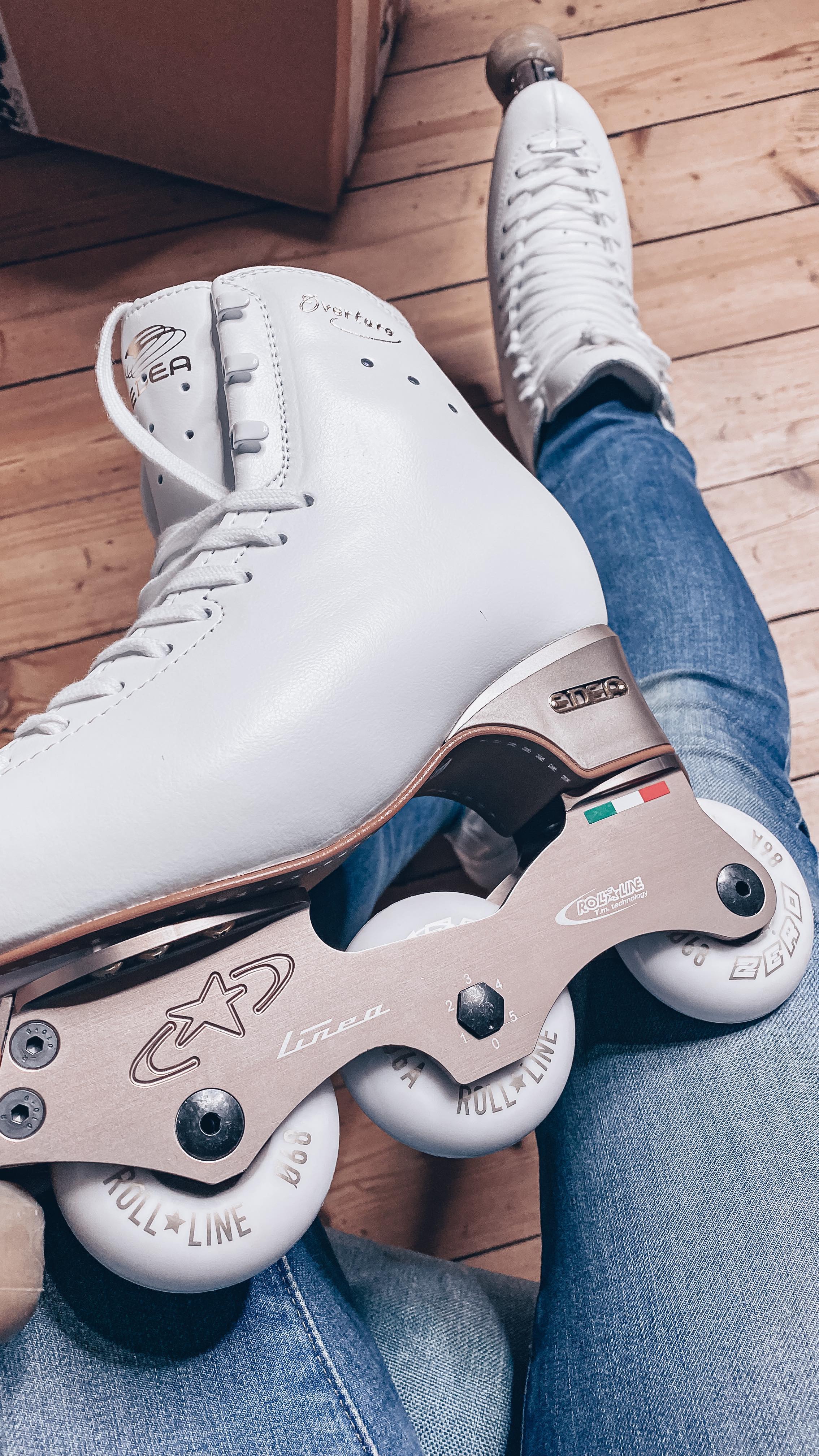6 conseils sur j’aurais aimés lorsque j’ai débuté le roller artistique 🛼🥰 comme j’ai beaucoup patiné sur glace, j’ai cru que tout serait pareil … et beh non ! Par contre c’est beaucoup plus facile de trouver des zones pour rouler que de trouver des patinoires près de chez soi ! C’est pendant le confinement que j’ai choisis de passer sur roues.
J’ai choisi des modèles avec lesquels je pourrai plus tard faire toutes les mêmes figures que sur le glace. Je te partagerai mes progrès et astuces!