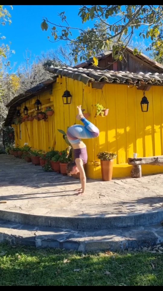 Going with the flow😇
One of the most difficult things it to not get distracted. Not even when hitting a plant😅
Handstanding helps me connect with the moment and more important with my breath. It's not about the result, but the enjoyment of the process.
#manolayoga #yogaeverywhere #yogajourney #yogainmexico #mexico #handstand #breathing #focus
