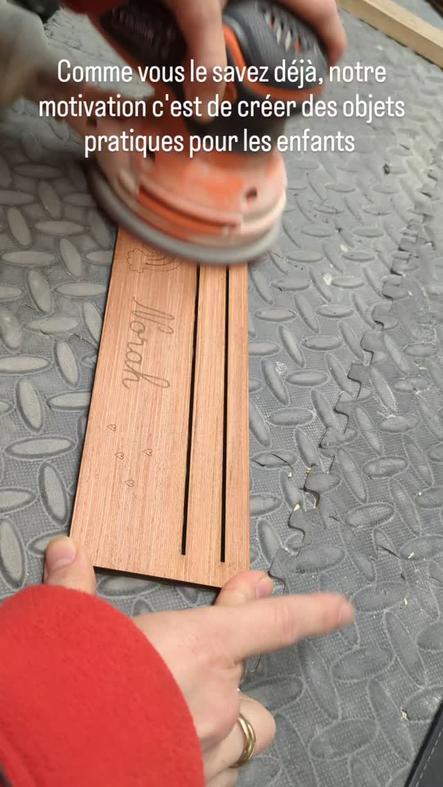 Le porte carte que vous aimez tant !
Il faut dire que c'est tellement pratique pour nos enfants ! Et vous savez quoi lors d'un marché on en a vendu beaucoup pour des joueurs de belote ! Et oui ! Finalement il met tout le monde d'accord !
Rdv sur www.lestabouretsdandrea.fr