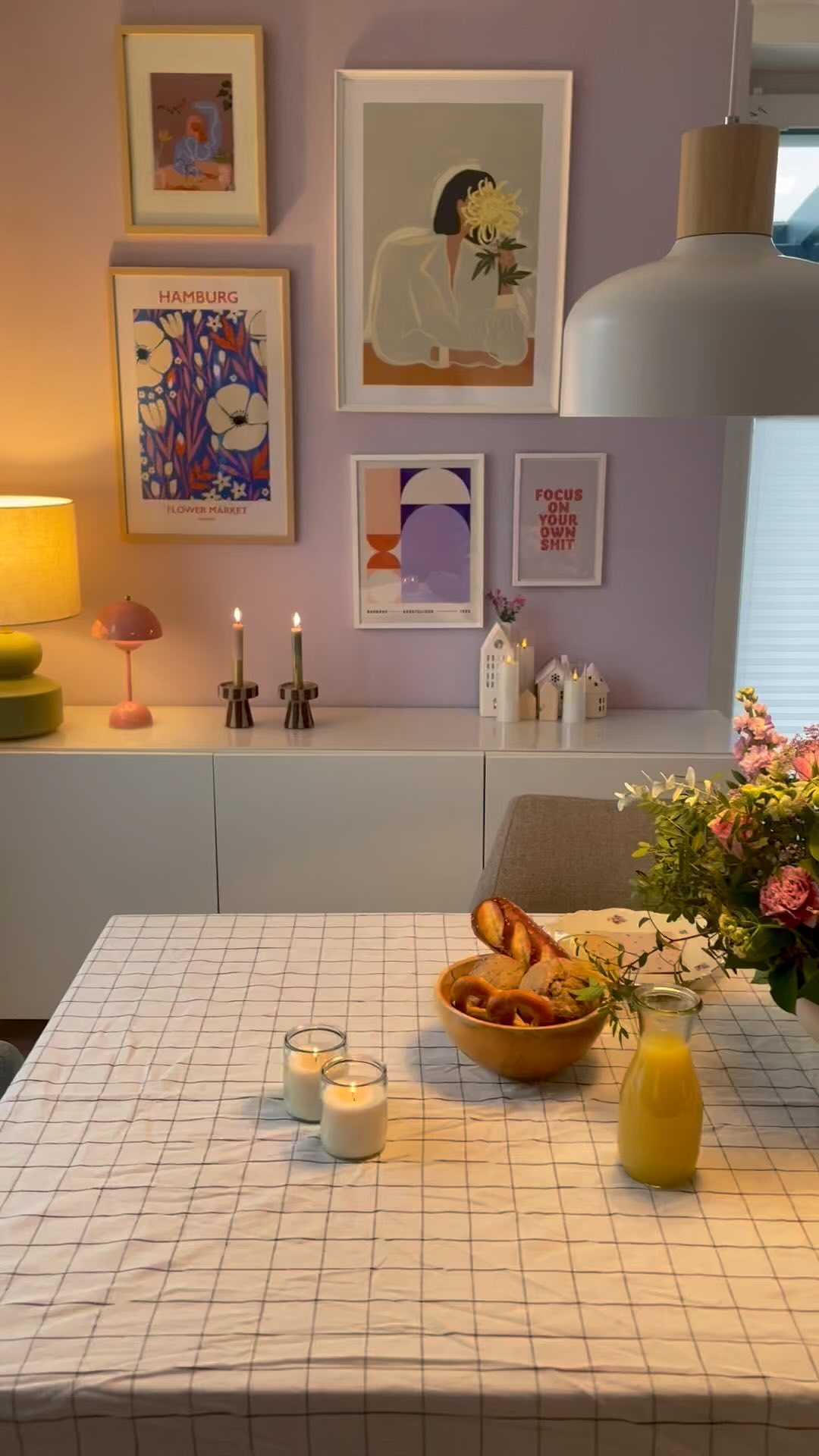 Happy Sunday ihr Lieben🤍 Unser Morgen war ungeplant very slow heute. Nachdem wir die ganze Woche krank waren, wollten wir heute entweder einen Tagesausflug an die Ostsee machen oder in die Stadt fahren. Aber so richtig fit sind wir immer noch nicht🙄
Bei Aleksandra im Norden ist heute mehr los. Sie geht zur Demo und danach in die Stadt was essen.
Na ja wir machen es uns so lange hier mit Kerzen und Blümchen gemütlich und gehen nachher spazieren.
Wir hoffen euch geht‘s gut🤍🥰
#sunday #sundaycoffee #freshflowers #cozyhome #colorfullhome #livingroomdecor #posterwall #slowmorning #homesweethome #interiordesign #interior #interior123 #interiør #colorfuldecor #solebich #schönerwohnen #schönerwohnenfarbe #myhome #cornerofmyhome #livingroom #livingroominspo #diningroom #tablesetting #inneneinrichtung #bilderwand #posterwall #flowers