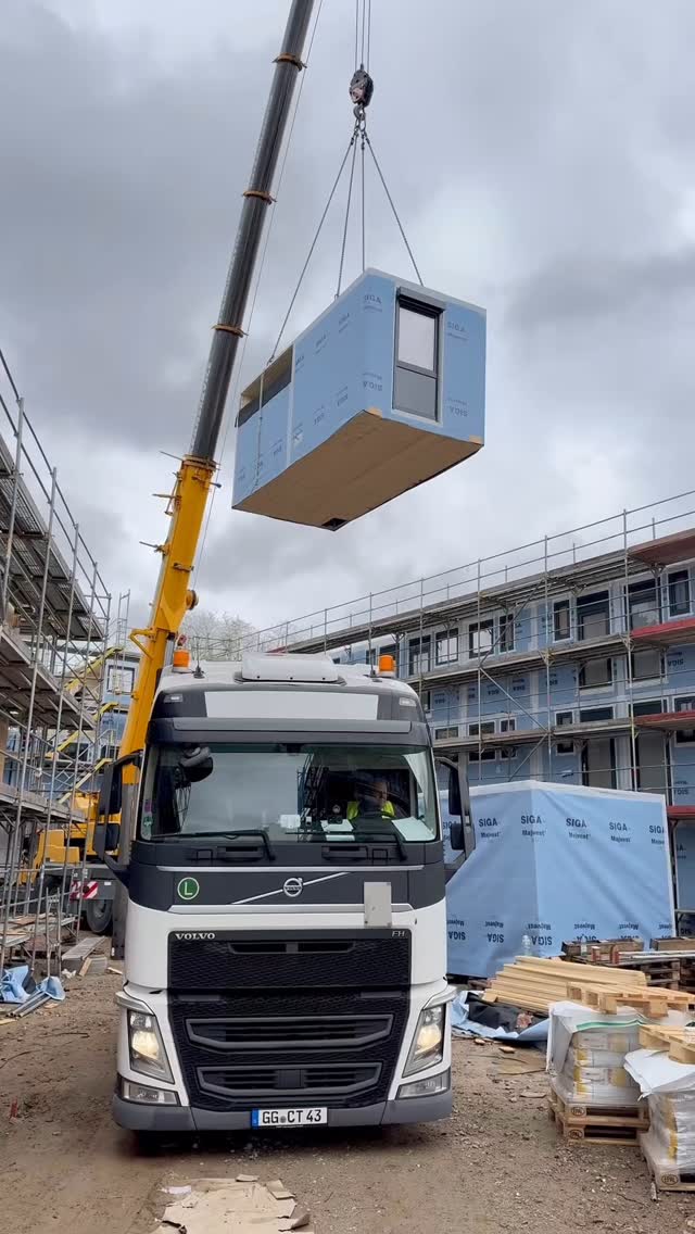 Es geht voran auf unserer Baustelle in Mainz auf dem Layenhof! Die modularen Einheiten fügen sich Stück für Stück zusammen und bringen uns unserem Ziel einer nachhaltigen Unterkunft näher. #Baustellenupdate #Mainz #Modulbauweise #fridaymotivation