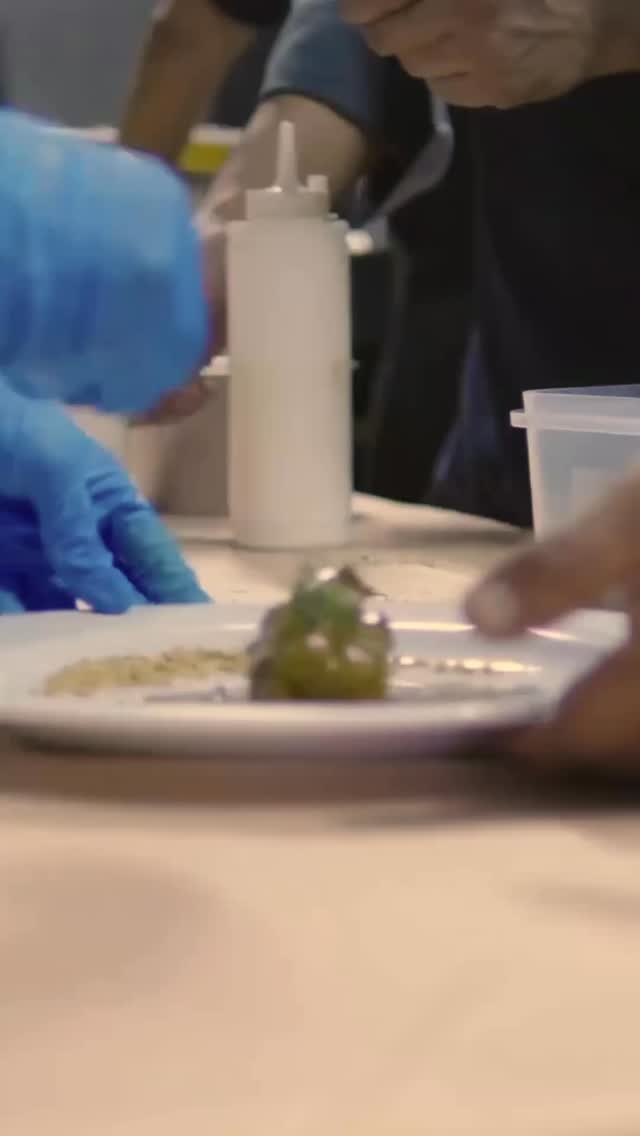 No es solo cocina.
Es coordinación, precisión, pasión.
Cada mano sabe lo que hace, cada movimiento tiene un propósito.
Cuando llega la hora de emplatar, no trabajamos solos…
Trabajamos como uno solo.
Inteligencia artesanal.
Eso somos.
#CateringDeAutor
#CateringGourmet
#CateringProfesional
#CateringEventos
#EventosConSabor
#CocinaEnEquipo
#PasiónPorElDetalle
#ArteCulinario
#CateringExperiencial
#ServicioGastronómico
#CateringPremium
#AmorPorLaCocina
#GastronomíaCreativa