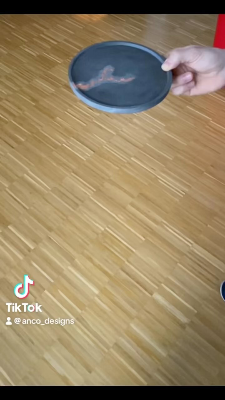 Ihr habt danach gefragt… Hier ist unsere Antwort.
Der Boden hat gewonnen. 🙈🤣
Also seid vorsichtig wo ihr eure schönen Schalen und Dosen platziert. 😉
P.S. Keine Angst, der Teller ist nicht verloren. Wir machen aus den Bruchstücken wieder etwas neues schönes. 😉
#jesmonite #diy #destroyed