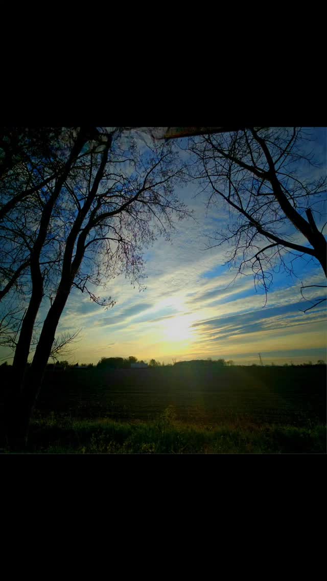 When God paints... a spectacular sunset over Saginaw County.
#michiganphotographer #kathy_woods_booth_photography #puremichigan #reels #peaceful #beautiful #sunset #sky #rays #clouds #amazingview #sunsetlovers #michiganphotography #naturelovers #godsowncountry #godsmasterpiecesallaroundme #heavens