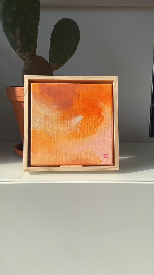 Okay, wer hätte gedacht, dass ich mal Orange in mein Herz schließe? Ich benutze die Farbe super selten – irgendwie hat sie sich nie nach „mir“ angefühlt. Eher nach 90er Jahre Kinderzimmer. Aber dann hab ich sie letztens einfach mal rausgezogen. Ohne Nachdenken, ohne Plan. Und plötzlich… hat’s Klick gemacht.
Ich liebe, wie lebendig, warm und kraftvoll dieses Bild geworden ist. Vielleicht war’s echt einfach an der Zeit, Orange eine Chance zu geben. Notiz an mich selbst: öfter mal aus der eigenen Farbroutine ausbrechen.
Wie ist das bei euch? Gibt’s Farben, die ihr lange gemieden habt – und dann plötzlich liebt?
#farbliebe #künstlerinnenalltag #abstraktekunst #farbenfroh #mutzurfarbe #artreel #intuitionkunst #colorplay