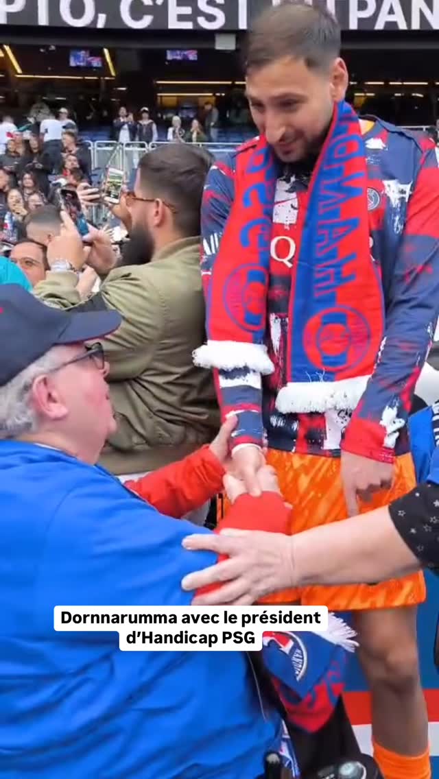 @donnarumma en pleine discussion avec notre président #donnarumma #psg #handicappsg