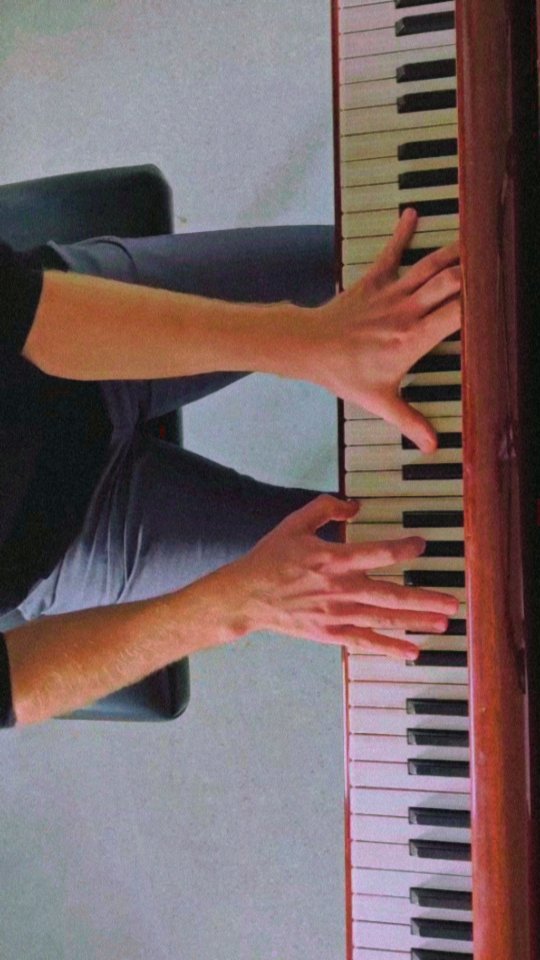 Inspiriert von @esperanzaspalding ihrer Bassline habe ich ein Arrangement von Body and Soul geschrieben.
Gestern noch in Frankfurt bei @steinwayandsons gespielt, heute ich der Hochschule für Musik Würzburg kurz aufgenommen.
#solopiano #solopianomusic #steinwayandsons #piano #jazzstandard #jazzmusic #oddmeter #arrangement #music #instapiano #instapianist
