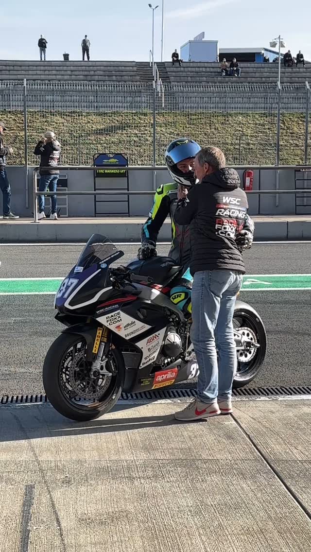 🏁 Wir starten ins erste, sonnige Rennwochenende der IDM 2025 in der Klasse Sportbike. Heute, am Samstag, stehen 2 Qualifyings und ein Rennen für uns auf dem Plan. Hier seht ihr unseren Vormittag: Quali, technische Abnahme, weitere Anpassungen am Motorrad.
.
🏁 We start the first sunny race weekend of the IDM 2025 in the Sportbike class. Today, Saturday, 2 qualifying sessions and a race are on the agenda for us. Here you can see our morning: qualifying, technical check, further adjustments to the bike.
.
#idm #idmsportbike #aprilia #apriliars660 #wscneuss #wscneussracing #racefoxx #apriliaracing