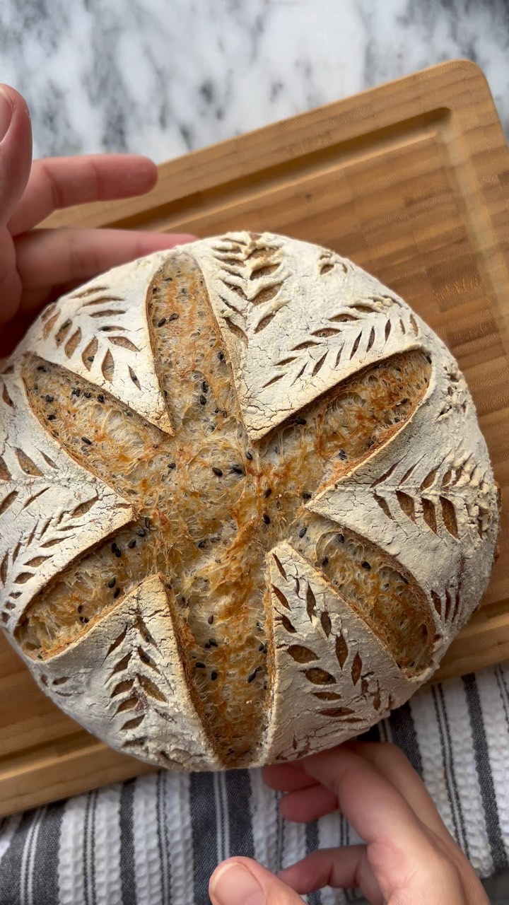 Poppy and black sesame loaf. Quite happy with how it turned out! Iām low key obsessed with how soft and crunchy it came out. Recipe from @kneadandknow
#seededsourdough #seededbread #sourdough #crumb #sourdoughbread #homemadebread #crunchy #asmr #bread