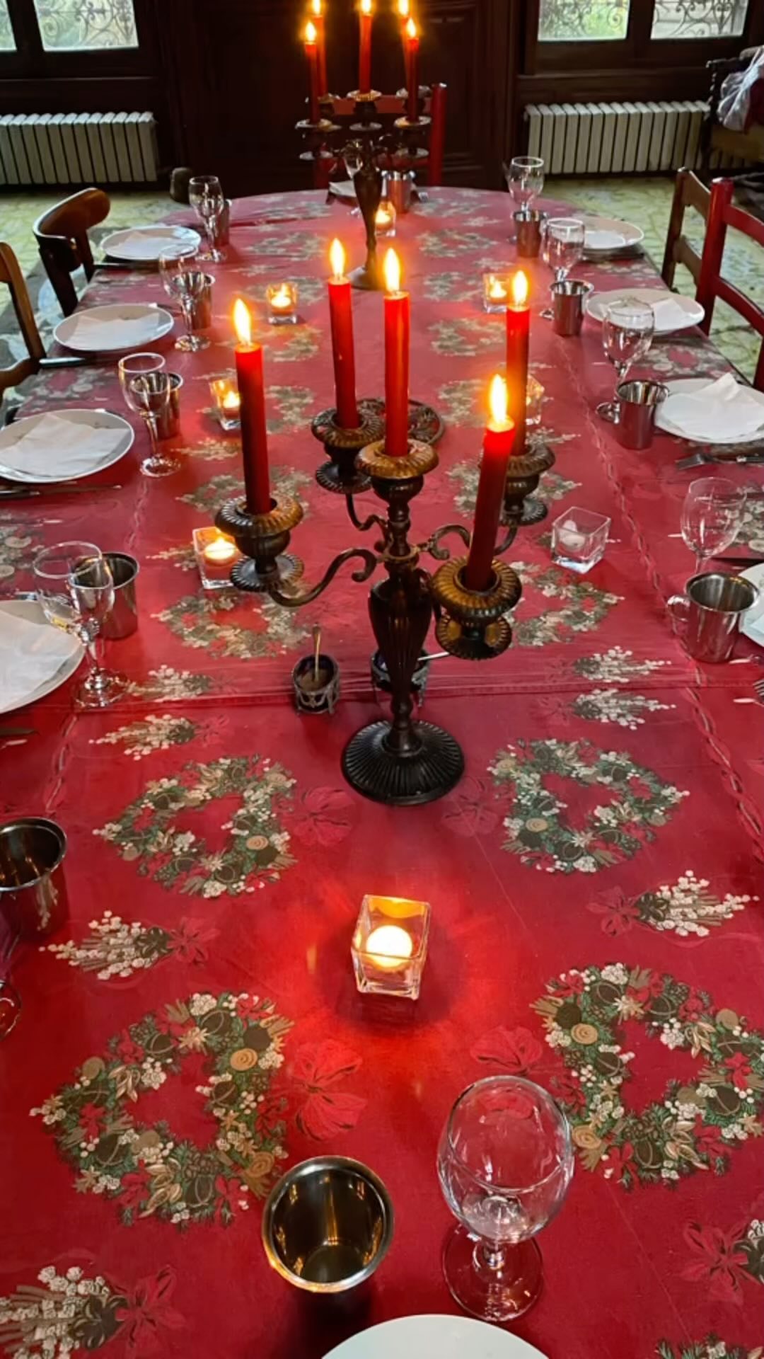 Repas de fête au Petit Chateau de la Brosse
Fois gras (maison), figues
Saumon fumé blinis (maison)
Oie rôtie au marron accompagné dune purée de céleri
Plateau de fromage
Buche chocolat coeur croustillant praliné
@coeurjolystephanie @lesvergersdebeauce @louislegumes28
#ferme des champarts
#tablesdhotes
#petitchateaudelabrosse
@comptoirdelagastronomie