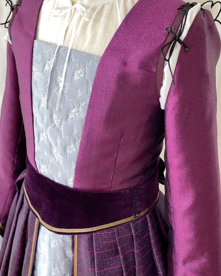 Renaissance Kostüm mit Goldborte