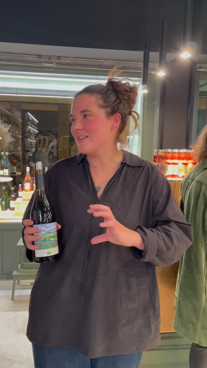 Apéro Sain & Soif x Cosima Bassouls 🌋
Hier soir Lucas de @sainetsoifcave accueillait @cosima.bassouls pour faire découvrir ses vins, fraîchement débarqués en cave
Des cuvées personnelles et libres, sur granite ou roche bleue, dans un moment de partage avec clients et amis
Côté food, @signemeirane, lyonnaise d’adoption, nous a régalé avec son pâté croûte et pissaladière
#cosimabassouls #beaujolais #lantignié #vinlibre #vinvivant #chardonnay #gamay #sainetsoif #vin #lyon