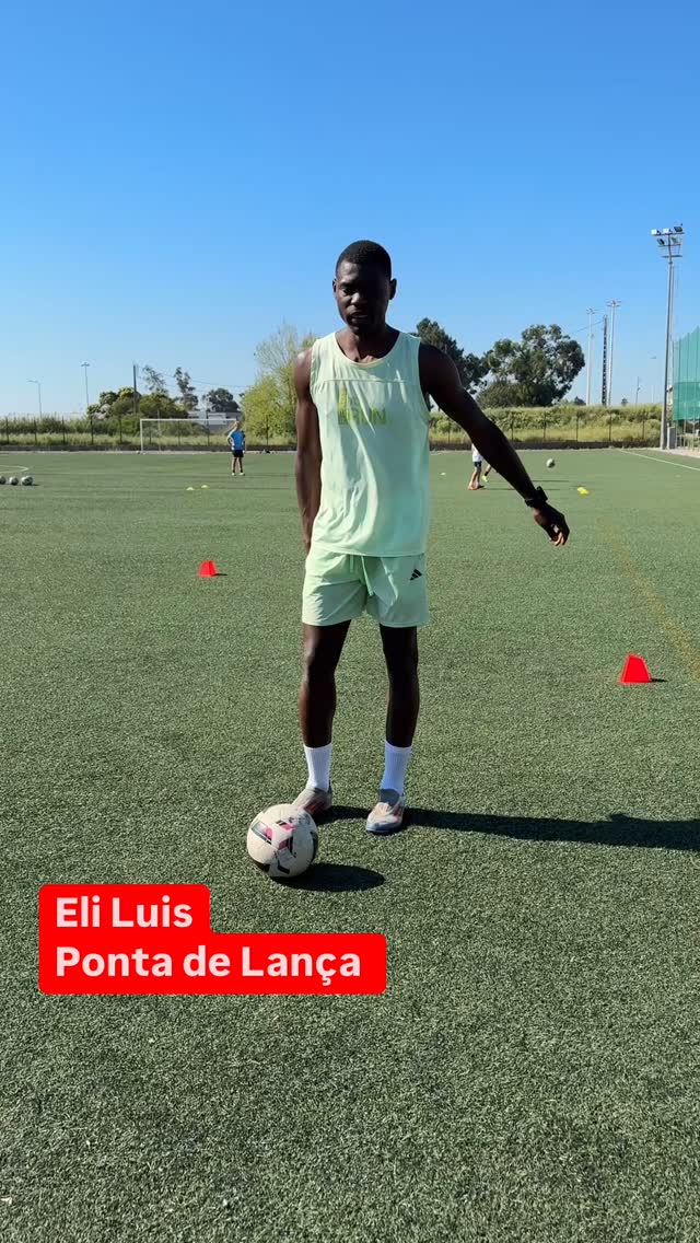 🐺🌟 Eli domina a bola e tem muita força. Com 1,92m de altura está pronto para ser ponta de lança em Portugal. Nacional do Congo e tem 21 anos. #movingforward