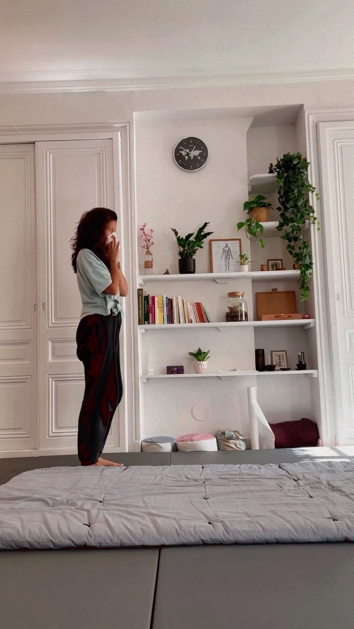 « - J’ai un rhume, je me suis acheté de l’eucalyptus !
- Oui, mais lequel ?
- Pourquoi, c’est pas toutes les mêmes ? » 😮
Et non... il existe différents eucalyptus : le radié, le globulus, le citronné, le mentholé, le Smithii... 😵💫
Afin de faire le bon choix entre ces différents eucalyptus, il est important de connaitre leur composition moléculaire (chémotype) afin d’éviter toute erreur.
C’est pourquoi nous vous proposons des formations dont l’objectif est de vous rendre autonome dans l’utilisation des huiles essentielles en abordant, entre autre, la dimension biochimique de ces dernières. 👌
#keikoshiatsu #shiatsulyon #bienetrelyon #doinlyon #aromatherapielyon #massagelyon #santenaturelle #huileessentielles #energetiquechinoise #medecinechinoise #acupression #developpementpersonnel #sérénité #psychologiepositive #moonclublyon #formationaromatherapie #holistique #soinénergétiquelyon #santemental #formationmassage #formationlyon