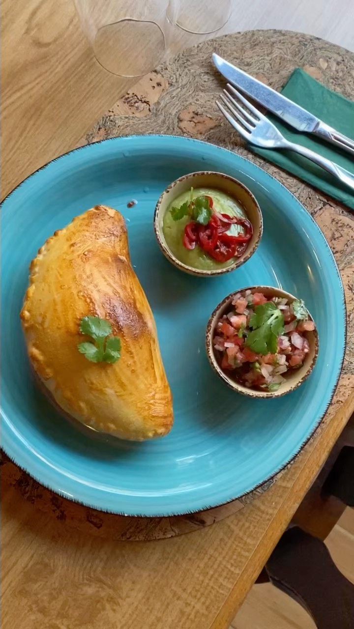 Becoming an Empanada…. ¡Así sé hace! 😉
#empanada #queso #empanadachilena #pastry #pastrylove #homemade #fresheveryday #asisehace #simple #pleasure
