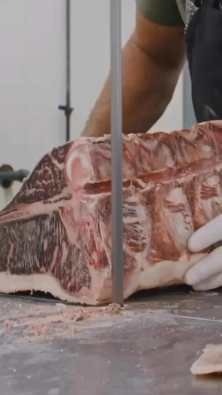 42 Tage gereiftes Dry Aged Steak🥩
In diesem Video zeigen @thebeardedbutchers wie sie das Fleisch, das 42 Tage im Dry Ager gereift wurde, schneiden & grillen. 🔥🔪
#dryager #dryagerlove #dryaged #smartaging #meat #beef #meatlover #butcher #butchershop #butcherlife #cheefstalk #steakhouse
Reposted from: @thebeardedbutchers