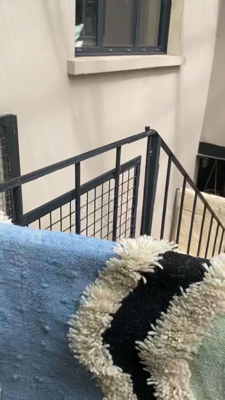 L’Imprimerie : Je présente quelques tapis berbères du Raz El Hanout Project, j’accueille nos voyageurs, ils prennent leur chambre, Claudia, Angélique et Seb s’occupent de la Cantine et de la terrasse -il y a des fraises en dessert, Anouk, Alexandra & Guillaume travaillent au Cosyworking & au Local, Sacha fait la sieste.
#today #aujourdhui #instantpresent #beaune
#razelhanoutproject #limprimeriebeaune
@lacantinedelimprimerie