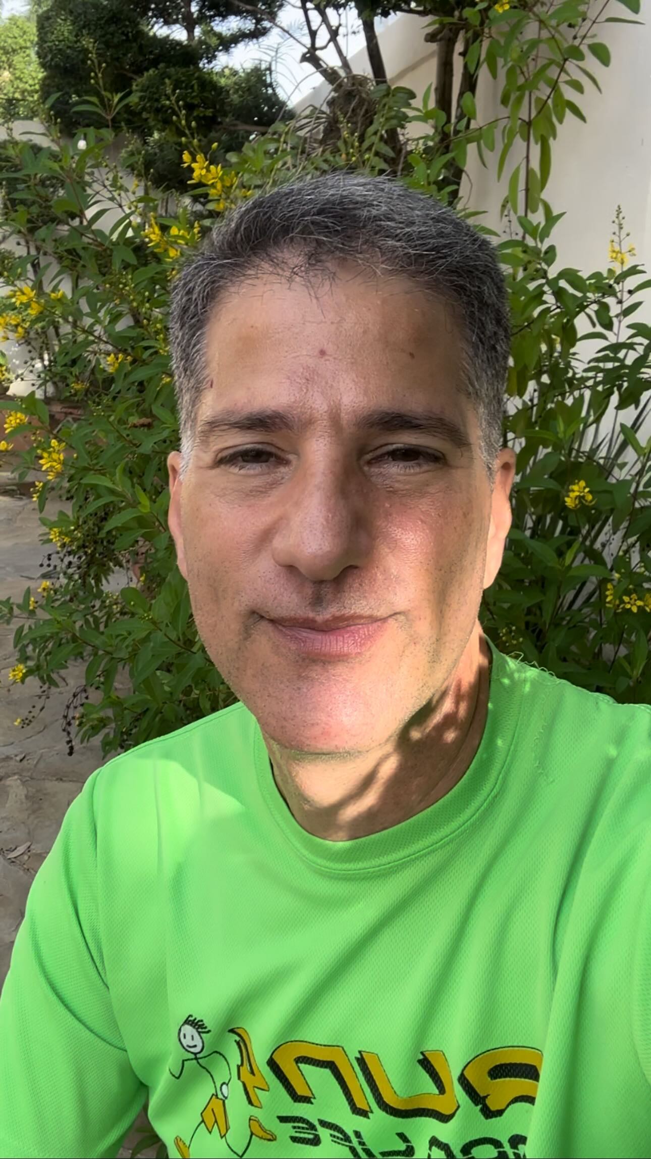 Vida activa, salud prolongada.
Siempre he insistido en la importancia de la vida activa en donde te tomes en serio la movilidad y el ejercicio. Hay enormes diferencias después de los 40 entre una persona activa y una sedentaria. Y por supuesto esa diferencia se hará mucho más evidente a medida que avancen los años.
⠀⠀⠀⠀⠀⠀⠀⠀⠀
Por eso, quienes están activos se les nota una energía distinta, que tiene un alcance hasta en su forma de pensar y de actuar, somos personas más alegres, más lúcidos mentalmente y muy importantes, más llenos de FUERZA Y VITALIDAD. Es increíble, lo veo todos los días entre personas que conozco.
⠀⠀⠀⠀⠀⠀⠀⠀⠀
Y algo muy bonito 🤩 y muy importante: en el ejercicio hacemos nuevos grupos de amigos que crea una vinculo increíble que mejoran nuestros sentimientos hacia la vida y afectan positivamente nuestra salud.
⠀⠀⠀⠀⠀⠀⠀⠀⠀
Otro factor importante es la buena selección de alimentos, de buena calidad, porque gran parte de nuestra salud proviene de allí: en gran parte somos lo que comemos. Recomiendo complementar la alimentación con Ensure Advance ya que ayuda a desarrollar musculatura y mantenernos fuertes a través de los años.
⠀⠀⠀⠀⠀⠀⠀⠀⠀
@ensurecadr
#EnsureAdvance
#MaratónDeChicagoConEnsure
#CorroConEnsureAdvance
#AbbottWMM
#AD