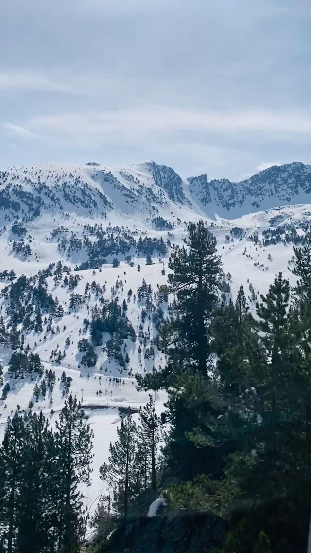 What a week!!! Andorra and Barcelona 💕 Last ski days of the season, a new piece / dress by @galaxysparklestyle, visiting the exhibition of a great artist and friend @gerardcastellvi, painting and art supplies, food with friends, discovering new places…