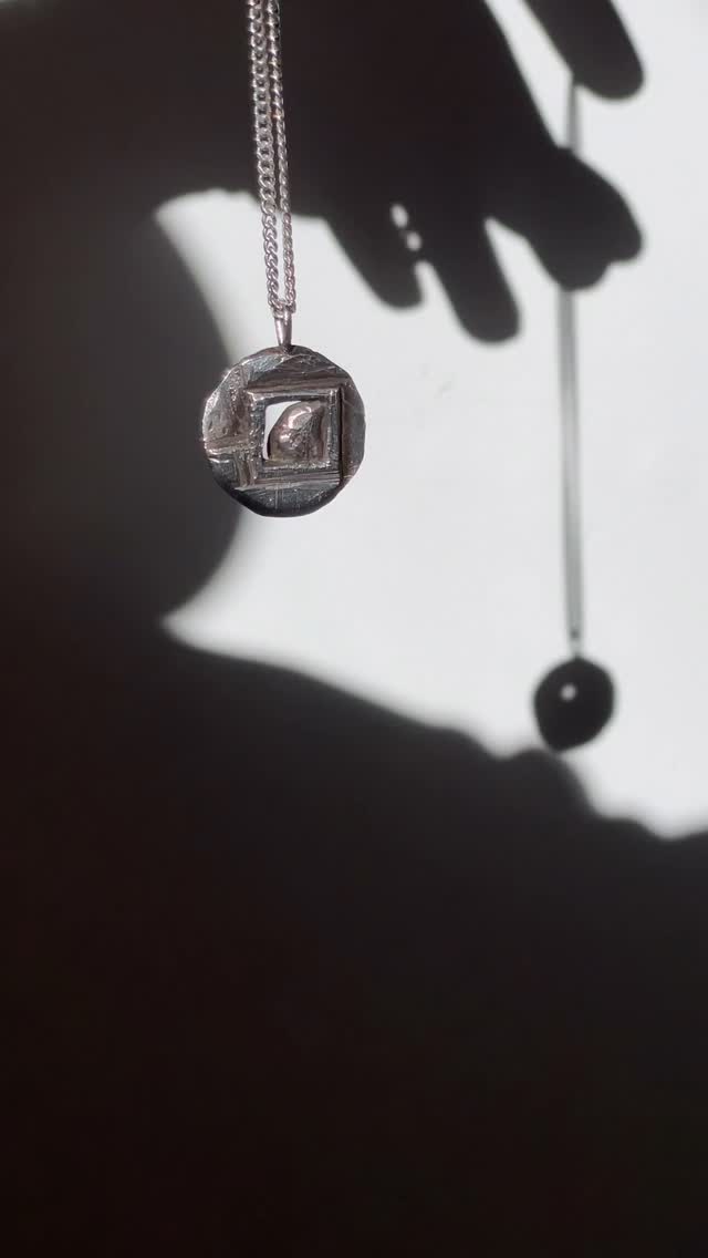 ‘How it’s made’ 🤍💍 these unisex pendants are available on my website 🥰
Breakdown of the steps 👇🏼
Having my initial design • carving it into wax • casting it into precious metal • choosing the right chain for each unique pendant
Voila! Ready to wear 🖤🤍